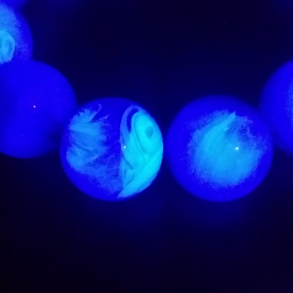 UV reactive grey lucite beaded stretch bracelet - Picture 4 of 7